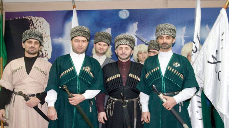 Аварцы в традиционных костюмах с папахами