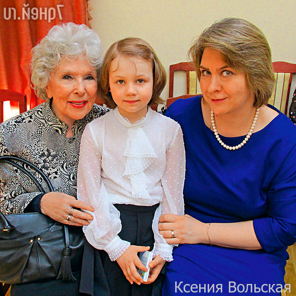 Вера Васильева с приемной дочерью Дарьей и внучкой 