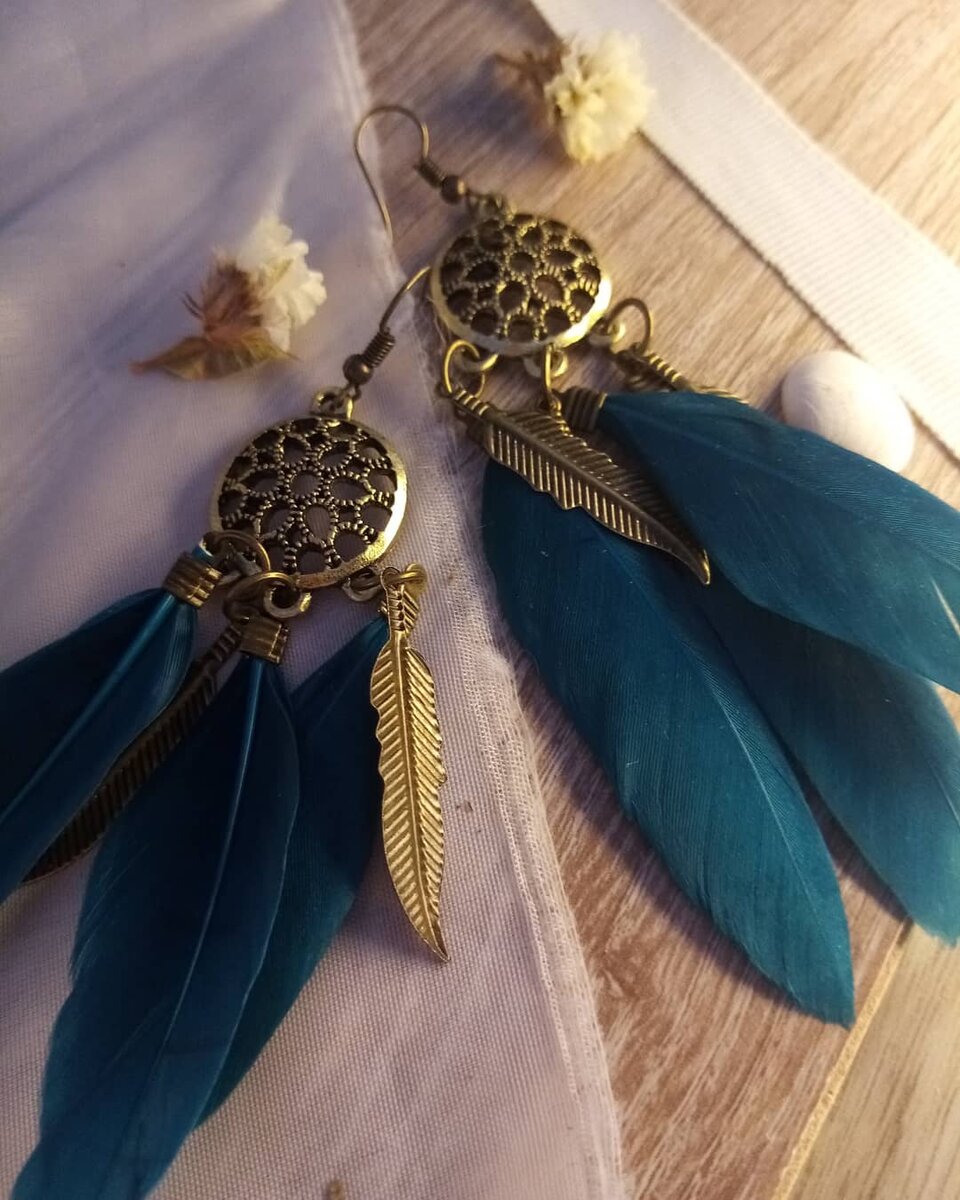 Одни из тех китайских серёжек. Их не примеряла, да и страшно теперь