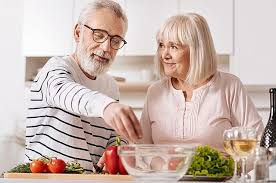 Правильное (здоровое) питание является неотъемлемой частью здорового образа жизни, основные правила которого должны закладываться с самого детства и придерживаться которых необходимо в течение всей жизни. К сожалению, в настоящее время в нашей стране растет количество людей, имеющих избыток массы тела и страдающих ожирением. Эта проблема наиболее актуальна в настоящее время в отношении детей и молодежи, т.к. от лишнего веса и ожирения страдают почти 30% населения, половине из них нет и 18 лет. Если в 2006 году в Минске состояли на учете по поводу этой болезни около 500 детей, то в 2010 году – 1000 детей. Из этого количества порядка 7-10% - дети дошкольного возраста. Самой распространенной причиной сложившейся ситуации является алиментарная, т.е. банальное переедание в силу сложившихся привычек в семье. Достаточно часто родители перекармливают ребенка, предлагая ему порции по объему превышающие возрастные, а также отдавая предпочтение использованию в питании полуфабрикатов или фаст-фуда. Аналогичная ситуация достаточно часто присутствует в питании школьников и студентов, которые отказываясь от организованного питания в школьных и студенческих столовых, отдают предпочтение чипсам, хот-догам, сладким газированным напиткам. Достаточно часто дети, как и взрослые «заедают» проблемы, связанные с учебой, взаимоотношениями в семье и коллективе.  
Остановимся на основных принципах правильного (здорового) питания:

1. Суточный рацион должен содержать достаточное количество белков, жиров, углеводов, витаминов, минеральных веществ. Количество белка в рационе должно соответствовать физиологической норме – 1-1,5 г на 1кг веса. Животный белок должен составлять не менее 60% от суточного количества белка (обязательно присутствие в рационе постного мяса, рыбы, яиц, молока и кисломолочных продуктов).

2. Оптимальное количество жиров – 0,8-1,0 г на 1 кг веса в сутки. Жиры дольше задерживаются в желудке, уменьшают возбудимость головного мозга, устраняя чувство голода. Растительные жиры повышают активность ферментов, стимулирующих процесс распада жира в организме. В рационе от общего количества жиров должно быть 30-35% растительных масел для приготовления пищи и добавления в салаты.

3. Желательно ограничить количество углеводов до 3-3,5 г на 1 кг веса в сутки, прежде всего за счет простых: сахар, сладости.   

4. Количество приемов пищи в течение дня не менее 4-5 раз (3 основных приема пищи и 2 дополнительные, представленные свежими фруктами и овощами, лучше в сыром виде). Основная калорийность рациона должна приходиться на первую половину дня.

5. Интервалы между приемами пищи не должны превышать 3,5-4 часа.

6. Количество свободной жидкости не менее 1,5л в сутки (при отсутствии противопоказаний). Пить и использовать для приготовления пищи лучше всего бутилированную или фильтрованную дома воду. Для питья можно использовать минеральную негазированную воду с наименьшей степенью минерализации, свежеотжатые соки, чай, кофе. Лучше не употреблять кофе натощак, после 18 часов желательно не употреблять зеленый чай, чай каркадэ, кофе, соки из кислых фруктов.  

7. Утром натощак желательно выпить стакан жидкости комнатной температуры. Интервал между последним приемом жидкости и едой должен быть 20-30 минут, между едой и последующим приемом жидкости не менее 30 минут. Оптимальное соотношение между твердой и жидкой частями пищи во время одного приема должно быть не менее 2:1. Последний прием жидкости – за 1-1,5 часа до сна.

8.  Последний прием пищи - за 2,5-3 часа до сна.

9. Есть не спеша, тщательно пережевывая пищу, вставать из-за стола, как только почувствуете чувство насыщения, а не тогда, когда готовы лопнуть.

10. Старайтесь избегать в одном блюде сочетаний: белковые продукты ( мясо, птица, рыба, морепродукты) и продукты, богатые углеводами (крупы, хлеб, отруби, картофель, сладкие фрукты и ягоды).

11. Предпочтительно ограничить потребление соли до 5-7 г в сутки.

12. Питание должно быть максимально разнообразным. В желудочно-кишечном тракте человека присутствует достаточное количество ферментов, способных расщепить различные продукты.

13. Избегайте многокомпонентных блюд. За один прием не смешивайте более 3-4 видов продуктов ( не считая специи и растительное масло). 

14. Особенно полезны овощи , содержащие пектин и клетчатку. Они создают чувство насыщения, регулируют функцию кишечника, выводят шлаки. К ним относятся капуста, кабачок, редис, томаты, огурцы, тыква, листовая зелень.

15. Овощи можно употреблять сырыми, тушеными, вареными, приготовленными на пару и на гриле. Свежие овощи предпочтительнее употреблять с растительным маслом ( подсолнечное, оливковое, льняное). При варке овощей вода не должна полностью закрывать их поверхность. Соль , растительное масло и натуральные специи лучше добавлять на заключительном этапе приготовления пищи.

16. Мясо, птицу, рыбу можно запекать, готовить на пару, гриле. Употреблять данные продукты лучше с растительным гарниром. Кожицу птицы и рыбы желательно в пищу не употреблять.

17. Способы приготовления продуктов ( по убыванию качества): гриль ( аэрогриль, гриль в печи СВЧ, барбекю, мангал); приготовление пищи на пару; запеченное  в духовке; соленое; вяленое; отварное; тушеное. 

18. Хлеб обязательно должен присутствовать в рационе, лучше всего зерновой, с отрубями, белковый.

19. Соусы лучше домашнего приготовления с овощами, пряности – натуральные: лавровый лист, перец горошком, петрушка, кинза, сельдерей, гвоздика, тмин, чеснок, укроп, гвоздика, имбирь.

Для профилактики появления избыточной массы и ожирения кроме питания большое значение имеет физическая активность не только в виде уроков физической культуры в учебное время. Наиболее предпочтительны плавание, велоспорт, лыжи, танцы, заниматься которыми лучше всей семьей.