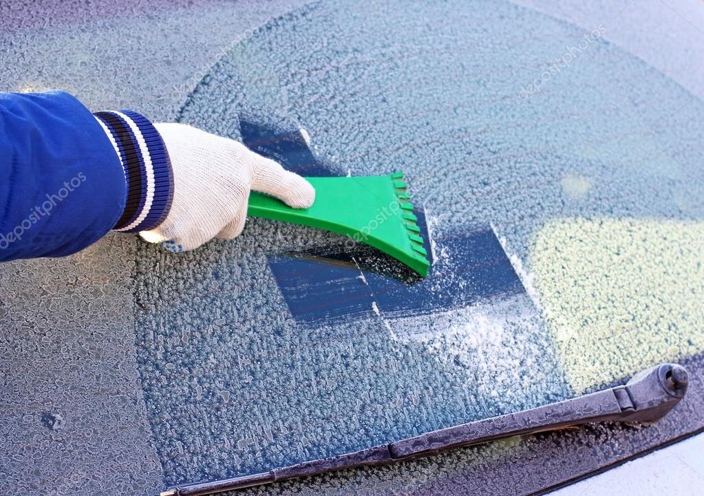 Лед на стекле, примерз ручник...