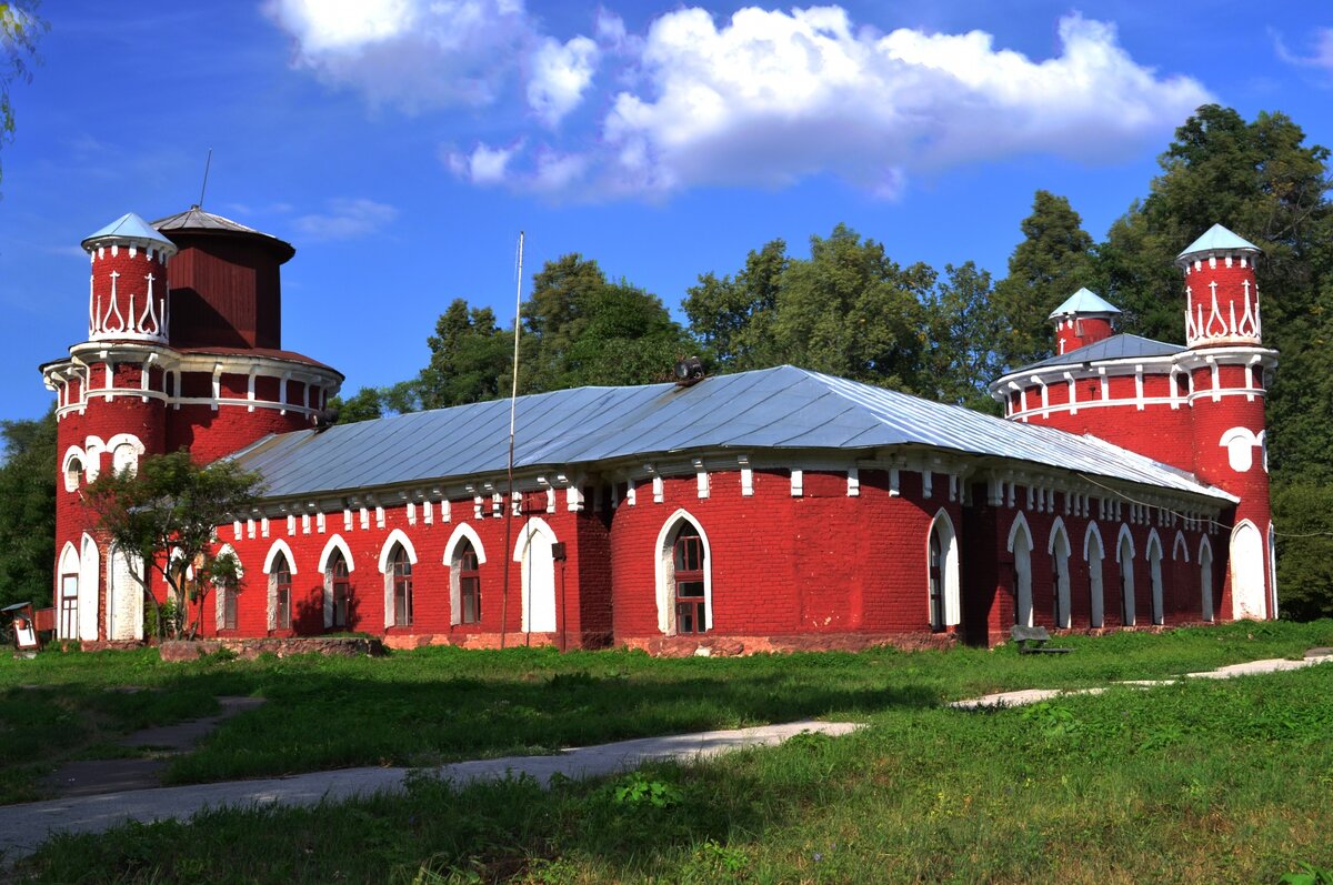 Конный двор в усадьбе Марьинка, 1780-е. МО, Ступинский р-н, с. Аксиньинское. Фото: evolcraft / www.drive2.ru 