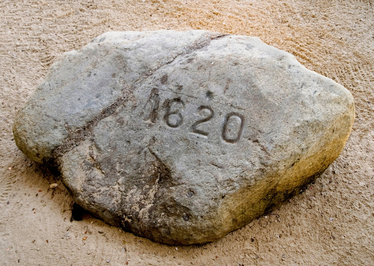 Плимутский камень (Plymouth Rock). По приданию именно к этой скале высадились отцы-пилигримы.