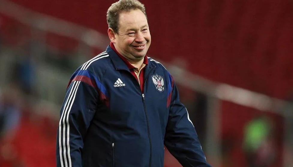 Кого тренирует слуцкий сейчас. Слуцкий тренер сборной России по футболу. Леонид Слуцкий сборная России. Леонид Слуцкий евро 2016. Леонид Слуцкий тренер.