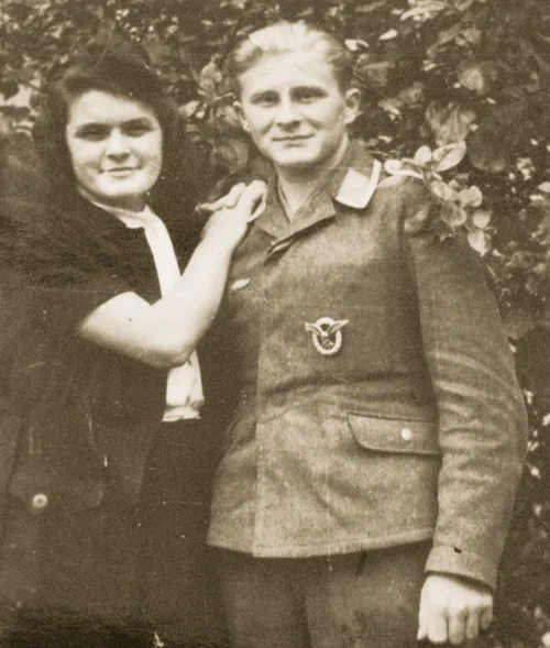 Этот гордый сержант носит значок пилота на своей летной куртке, как предписано правилами.