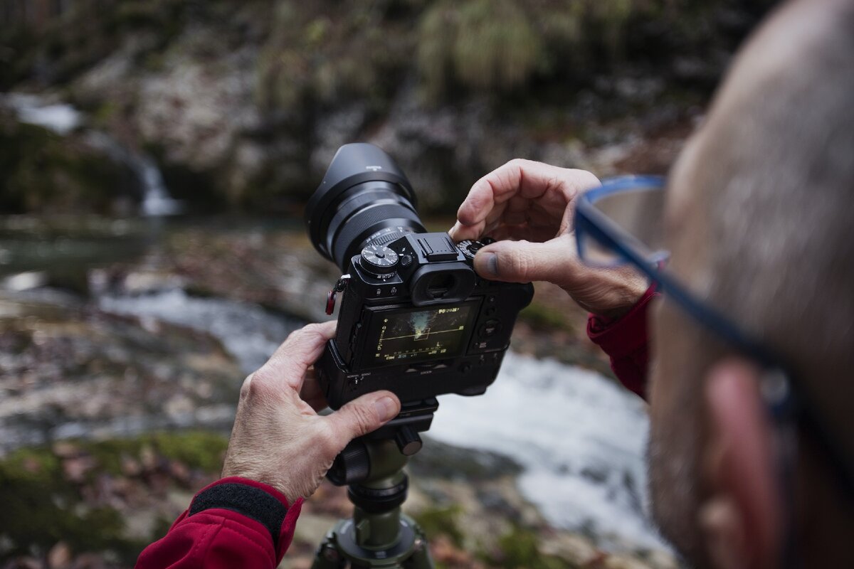 Съемка на ходу. Фотоаппарат на природе. Съемка на фотоаппарат. Фотографии фотографов. Фотосъемка фотоаппарат.