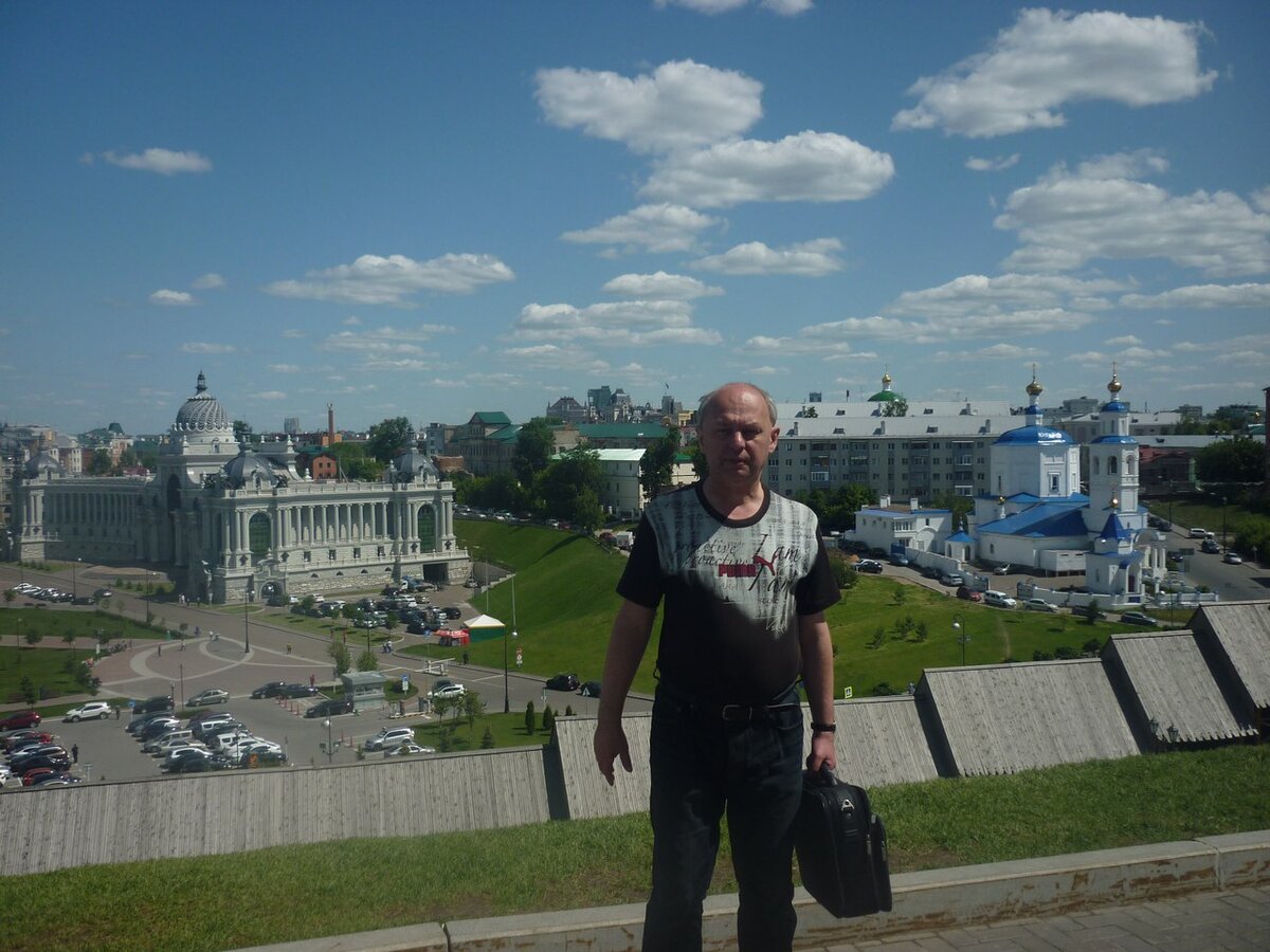 Романс "День осенний". 
День осенний,день любви,
Небо синее,облака плывут.
Вижу я тебя вдали,
Все пути на встречу ведут.
Вижу я тебя вдали,
Все пути на встречу ведут.

Глаза заманили твои прелестные,
Блаженство,свет любви в душе,
Листопад осенний,дни чудесные,
Храню нежность в себе.
Листопад осенний,дни чудесные,
Храню нежность в себе.

Глаза красивые твои очаровали,
Смотрю с любовью на тебя,
Твои жесты за собой позвали,
Смотрят на нас с любовью небеса.
Твои жесты за собой позвали,
Смотрят на нас с любовью небеса.

15.09.2017 год.