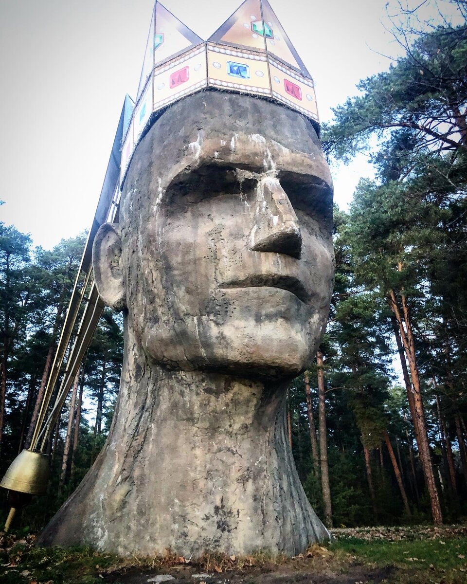 на колпак можно залезть,это смотровая площадка.