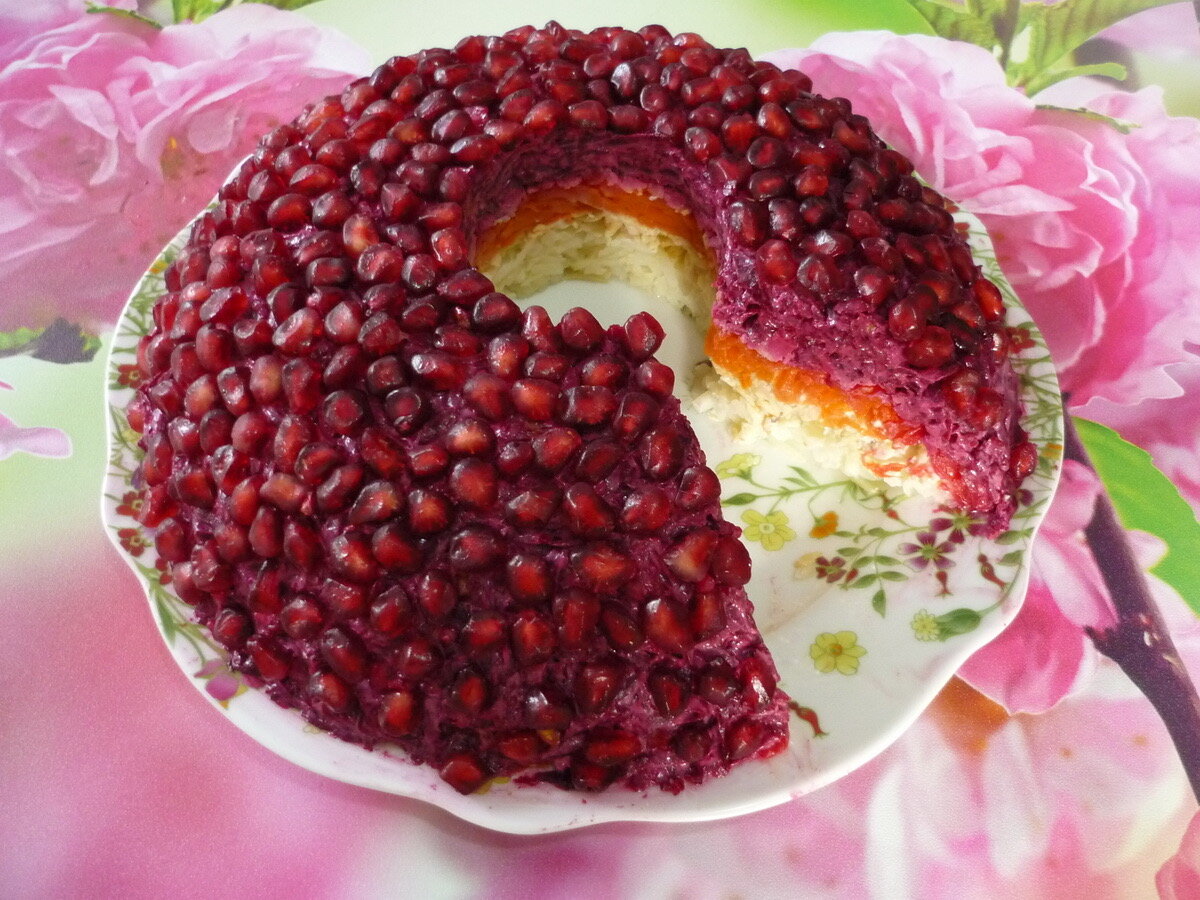 cofete.ru/salaty-i-holodnye-zakuski/salat-granatovyiy-braslet-s-gretskim-orehom.html