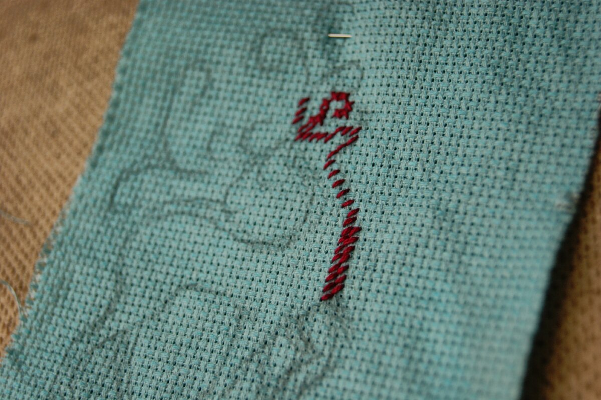 Вышивка олень в процессе