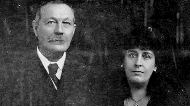 На изображении сам Дойл и его жена.