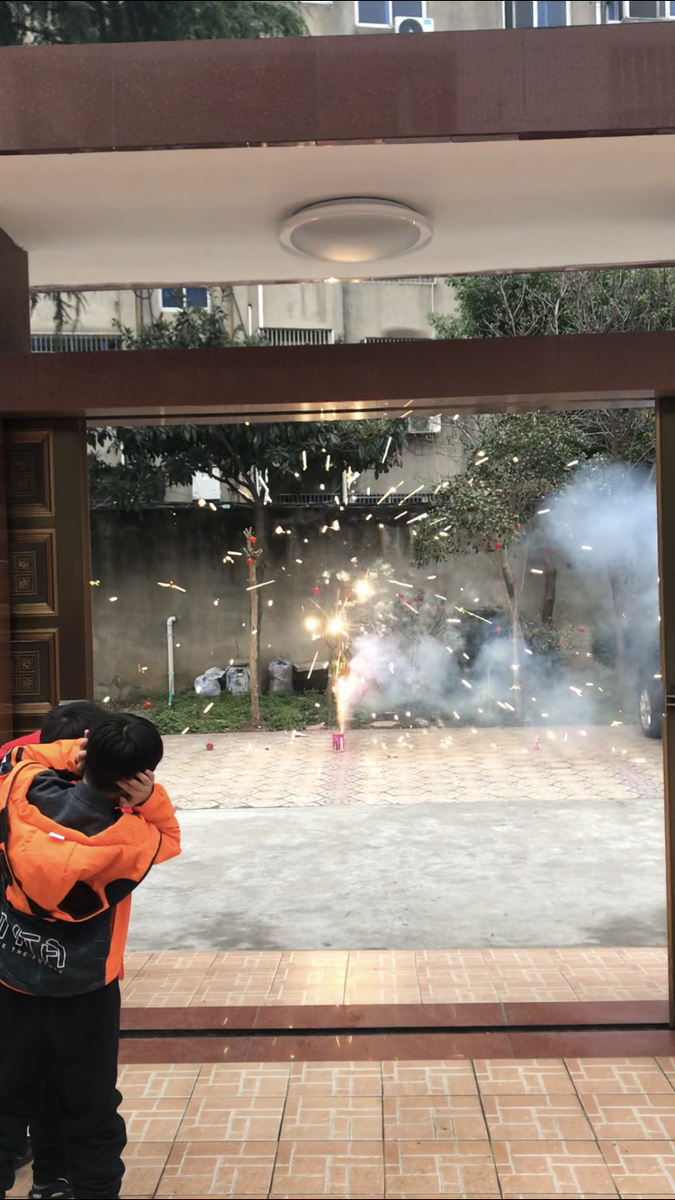 Китайцы верят, что грохот отгоняет злых духов 