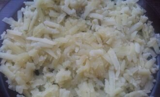 Сначала вам нужно заранее приготовить все продукты. Овощи (кроме лука) отварите до полной готовности, а затем очистите. Также отварите яйца и засолите либо купите засоленную сельдь. Из готовых ингредиентов начните собирать салат, начав с отварного картофеля. Нарежьте клубни как можно мельче, а затем выложите их плотным слоем на блюдо для салата.