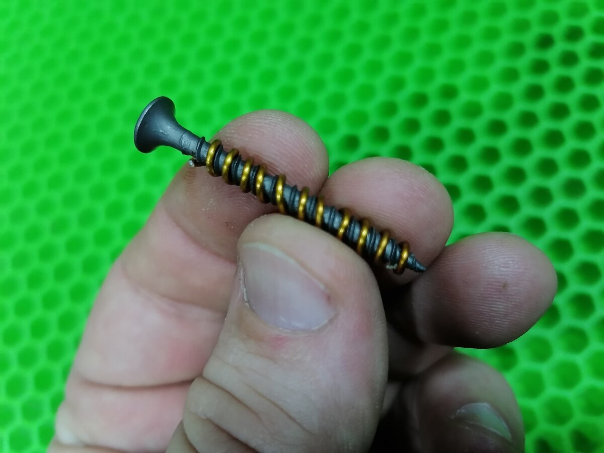 Забитый саморез держит лучше. Шуруп не держится. Отличие шурупа от самореза по дереву. Отвертка для саморезов. Не держится саморез в пластике.