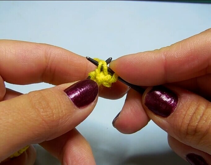 Снимаем петельку с накидом на правую спицу