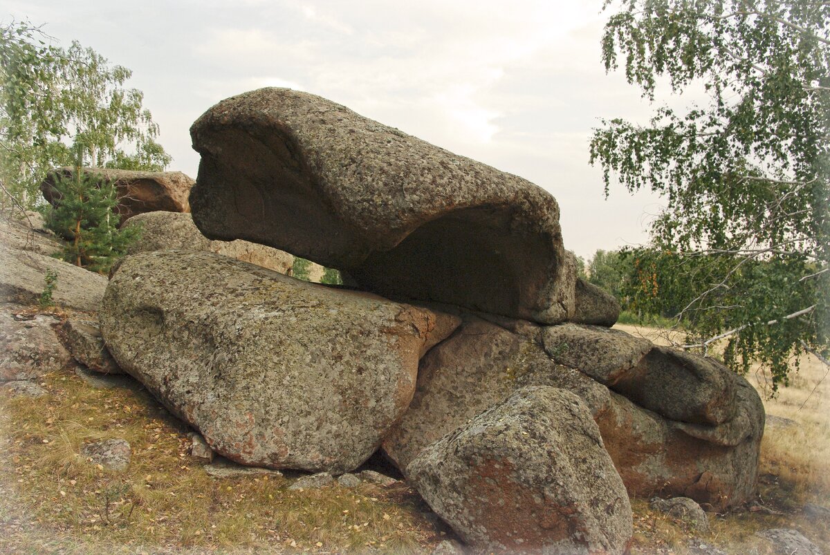 крышка люка камень u07955. камень аркаим галтованный. острова похожие на людей.