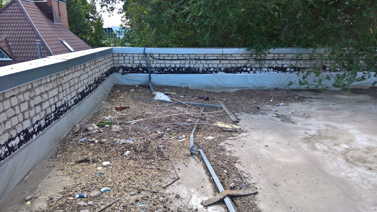 На кровле было много мусора