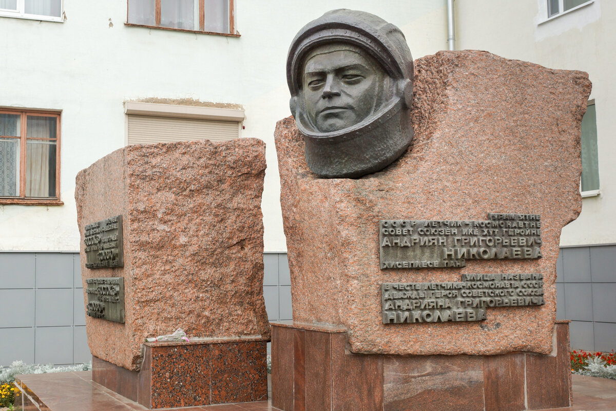 Памятник Андрияну Николаеву в Чебоксарах