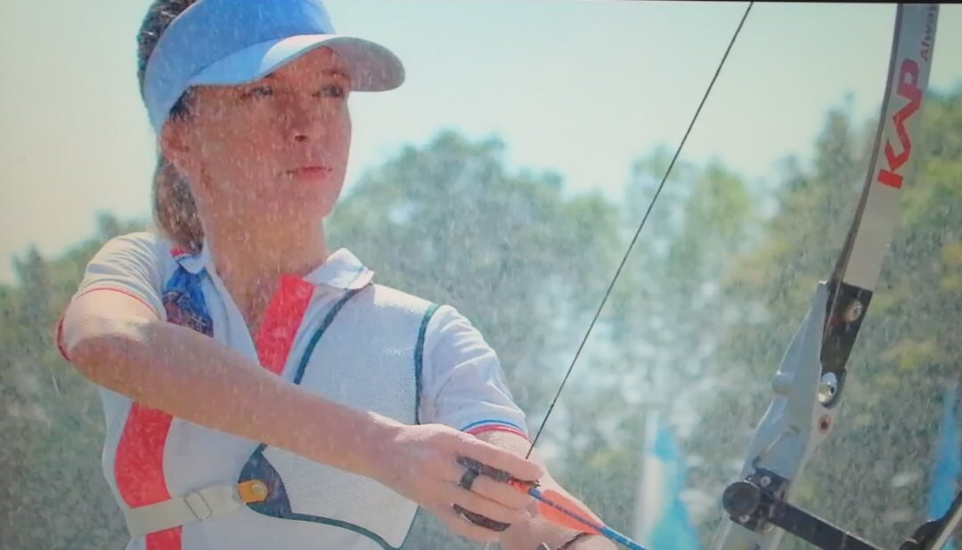 Кадр из фильма "Джунгли" (2012) Такая не промахнется! (Кадр получился мутным, потому что идет дождь)