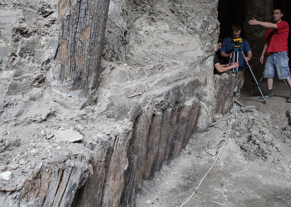 Источник фото: https://nv.ua/publications/obnjavshiesja-skelety-oruzhie-i-proizvodstvo-stekla-arheologi-rasskazali-chto-nahodjat-na-pochtovoj-ploshchadi-155057.html