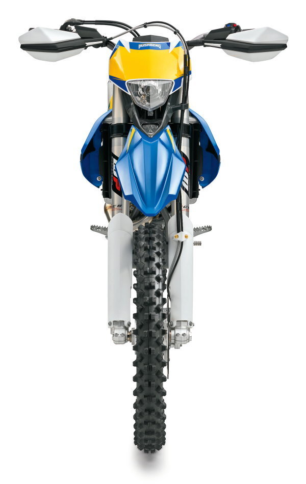  
 
 
 
Husaberg FE350: эндуро, 2013, 349,7 см³, 108,5 кг, 385 000 руб.  

Рост популярности «внеклассовых» эндуро – заслуга не только маркетологов, но и в некоторой степени влияние здравого смысла. Понятно, что на практике ни мощности 450-ки, ни массы 250-ки здесь обычно нет, несмотря на заявления специалистов по изучению (и формированию) чаяний рынка. Но если говорить о FE350, картина получается довольно любопытной. 

Масса 350-ки почти не отличается от «четвертушечной» – 1 "лишний" килограмм вряд ли можно считать существенным проигрышем FE250. А вот двигатель по ощущениям не имеет с 250-кубовым силовым агрегатом ничего общего. Да, конечно, ему далеко до дикого нрава 450-кубового мотора, но здесь "фишка" в другом: крутящий момент доступен практически с самых низов, и нет необходимости выкручивать наизнанку ручку газа, чтобы заставить мотоцикл ехать. Проще и переносить переднее колесо через препятствия, что очень актуально для мотоцикла двойного назначения. И, кстати, несмотря на добавление 100 "кубиков" (если быть совсем точным, то 101,1 см³), уровень вибраций 350-кубового мотора не возрос. 
Оборотная сторона медали – отсутствие ярко выраженного "подхвата" во второй половине тахометра. Но это сложно причислить к минусам, скорее, такова особенность мотоцикла. А для менее опытных райдеров так вообще плюс – более тяговитый двигатель делает FE350 чуть снисходительнее к ошибкам в выборе передачи. Но требует при этом более аккуратной работы газом. 

Ходовая часть справляется со своими обязанностями на отлично, то же касается и тормозной системы. Да иного и ожидать было нельзя – практически без изменений позаимствованные у старших моделей подвески и тормоза проявляют себя во всей красе. 

FE350 заказан путь на серьезные соревнования из-за того, что он не относится "ни к нашим, ни к вашим". Но мотоцикл способен подарить море позитива любителям эндуро. Чем дольше едешь на Husaberg FE350, тем больше начинаешь ценить уникальное сочетание тяговитого двигателя, небольшой массы и потрясающей управляемости. Кроме того, "лишние" 100 кубиков рабочего объема будут хорошим подспорьем для тяжелых райдеров, морально не готовых седлать 450-ку, но не желающих постоянно "до звона" крутить "четвертушку".