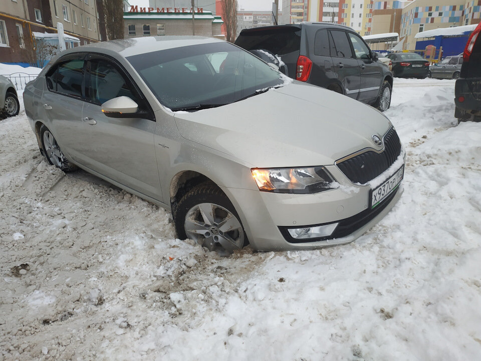 Застрял во дворе. В том месте углубление из-за колодца.