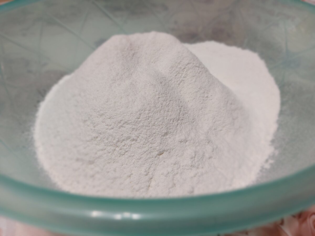 В большую миску (в ней же я и буду замешивать тесто, поэтому тазик выбрала побольше) просеиваю 2,5 стакана муки.