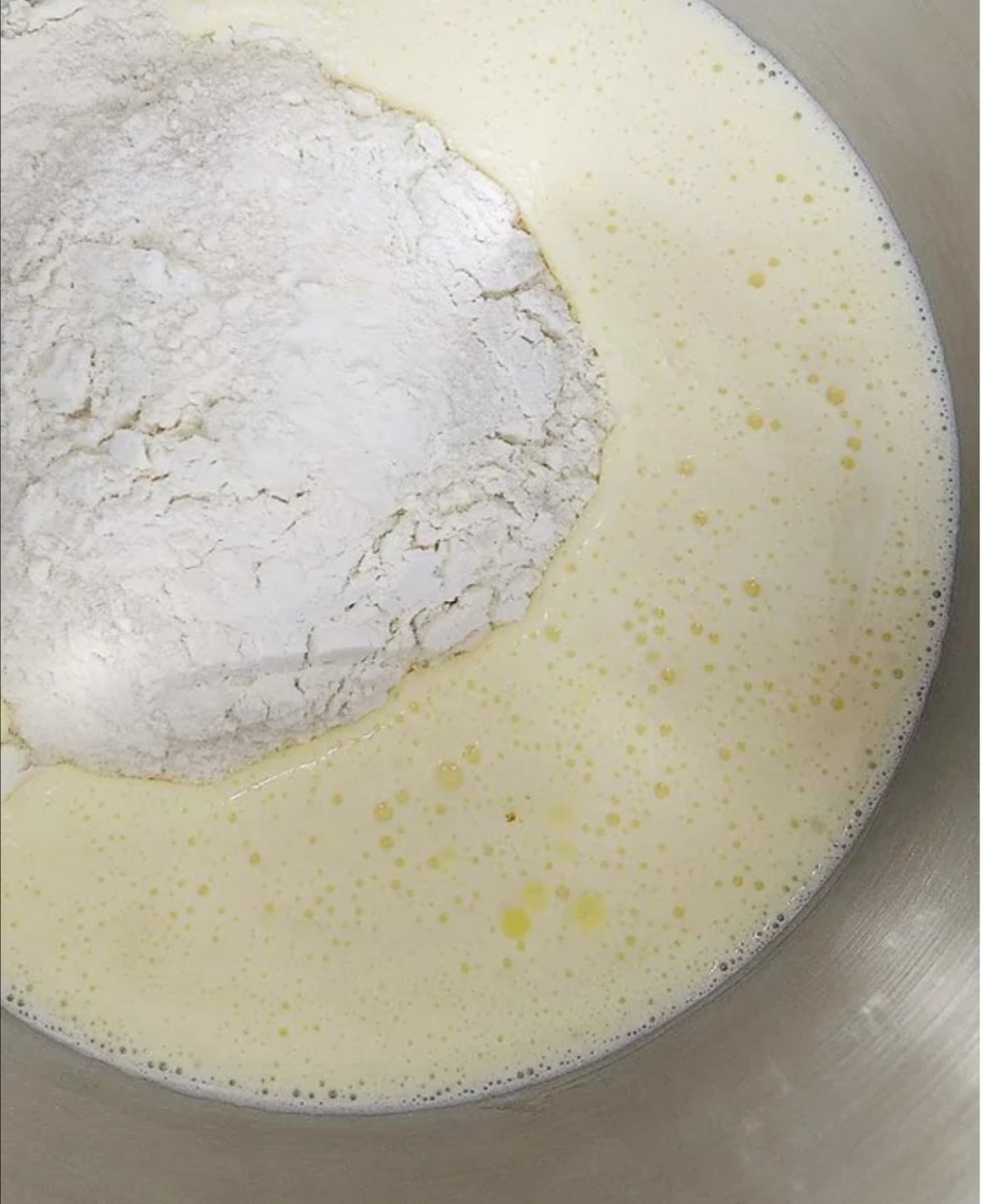 В яичную массу высыпьте муку и разрыхлитель. Фото: gor4ica.ru