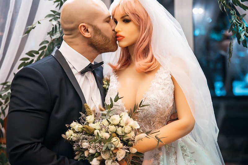 Юрий Толочко женился на кукле "встретившую им" в баре. Кажется, с радостью приняла его предложение.