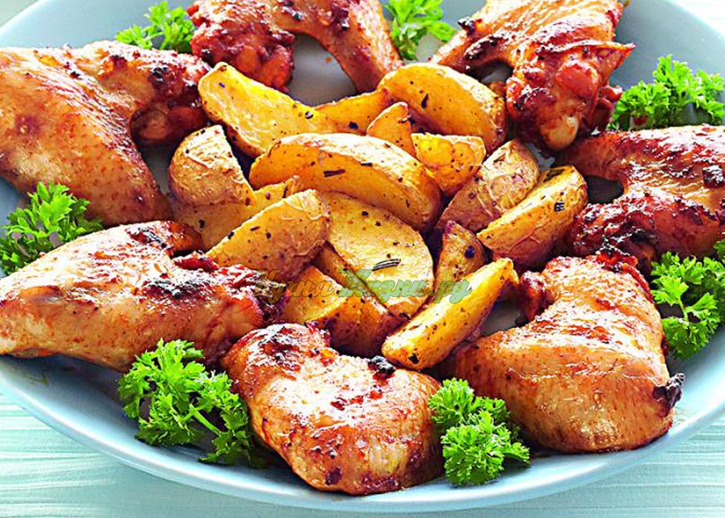 Крылышки с картофельными дольками. Куриные крылышки с картошкой. Картошка по деревенски с крылышками. Куриные крылышки с овощами. Крылья запеченные в духовке с картошкой.