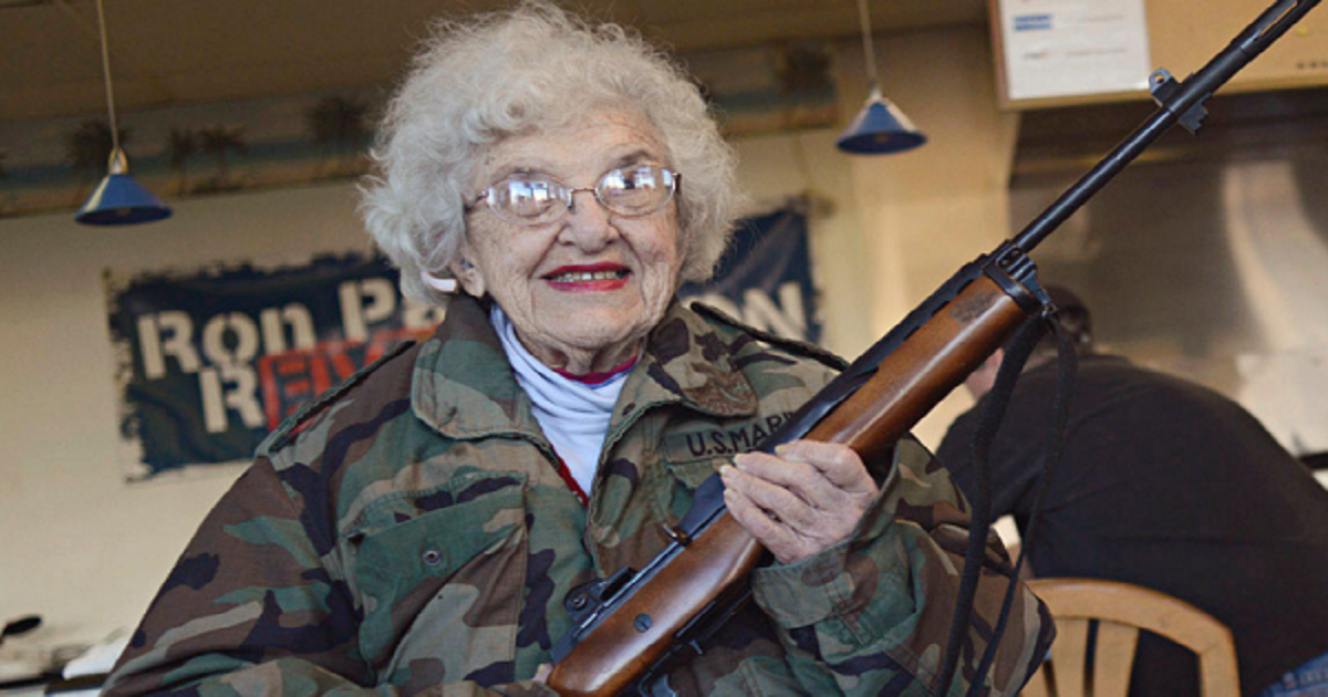 Бабушка исы. Бабка с ружьем. Старуха с ружьем. Боевая бабуля. Злая бабушка.