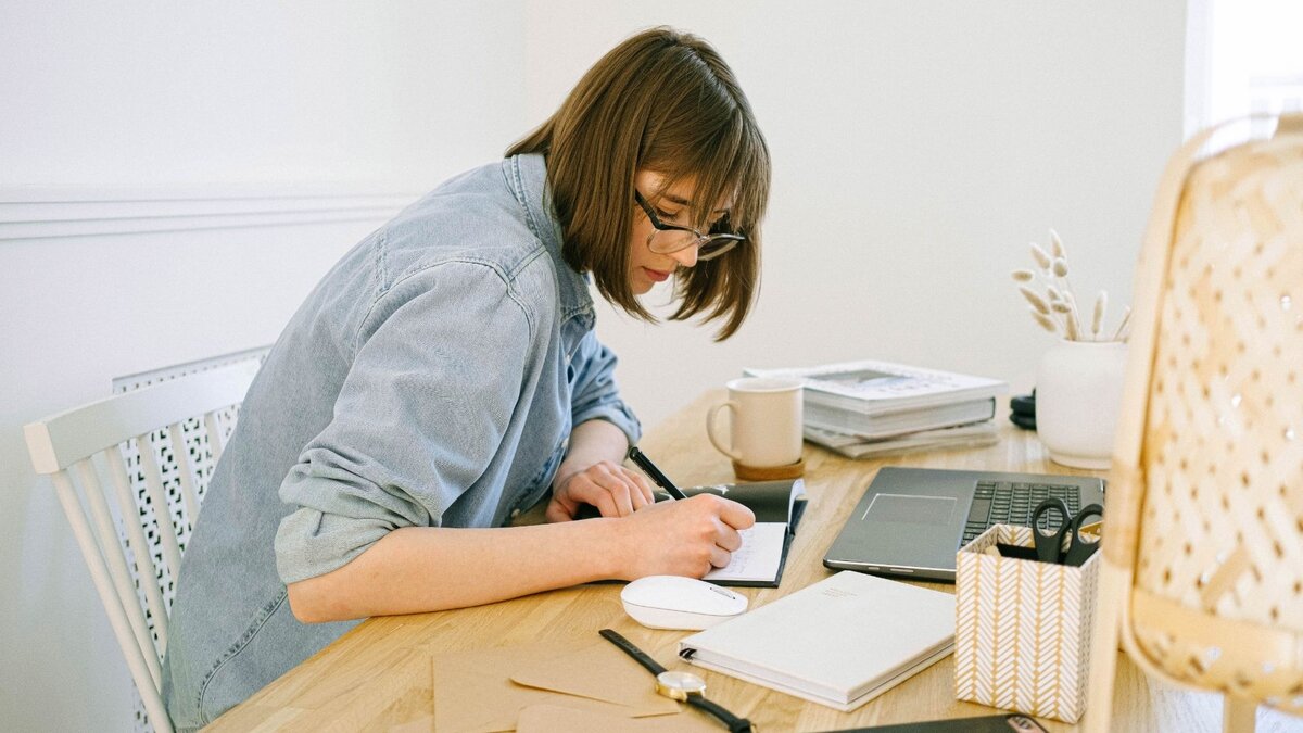 «Профилум»  — международный онлайн-сервис профориентации, который помогает школьникам от 12 до 17 лет определиться с профессией и выбрать вуз.  