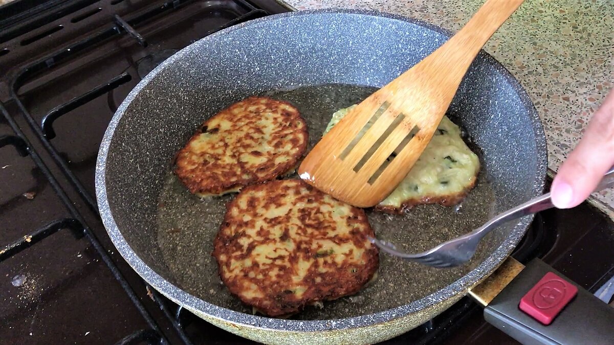 Драники станут еще вкуснее, если добавить в них кабачок!