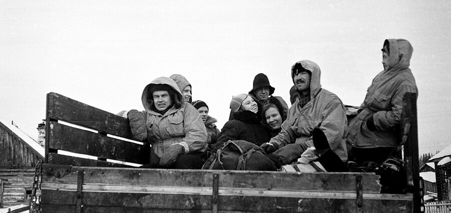 Фото Кривонищенко. Кадр хорош тем, что тут не позируют, фотографа еще не заметили, так что все с естественными эмоциями. Тибо (в центре, в колпаке) опекает Колмогорову и Дубинину, остальные - кто куда. Из открытых источников.