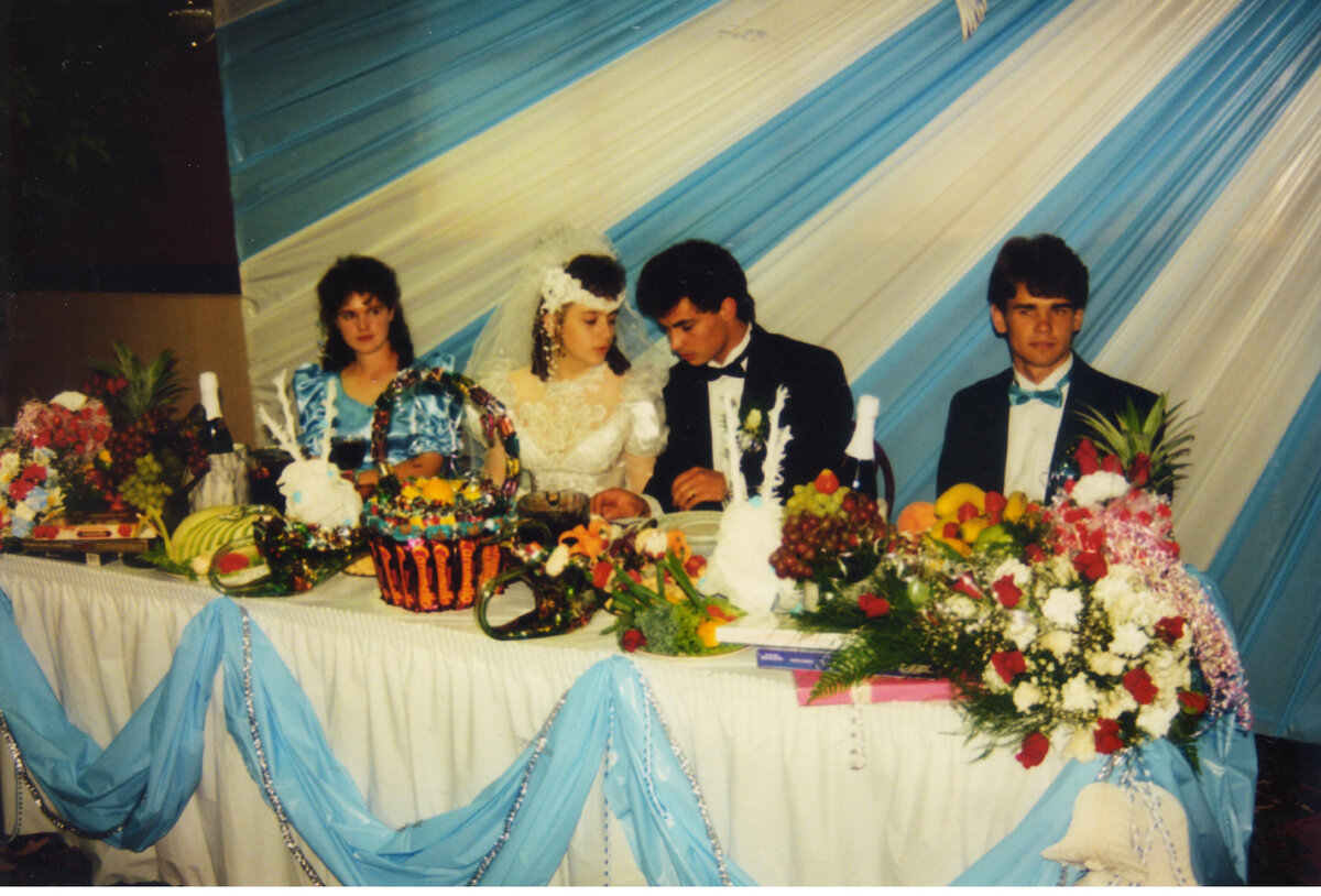 Посредине явно жених и невеста, я скраю. Кто-то меня отвлекал, так и поймал  объектив.