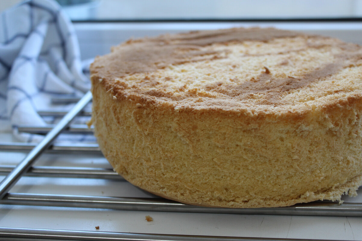 Рецепт бисквита на желтках.
Вам понадобится:
Желтки 270гр.
Сахар 120гр.
Ванильный сахар 15гр
Соль 0,5 ч.л.
Разрыхлитель 1,5 ч.л.
Мука 120гр.
Растительное масло 1,5ст.л.
Кипяток 3 ст.л .
Приготовление:
Желтки,сахар,ванильный сахар,соль взбить на максимальной скорости миксера около 10-15 минут до побеления.
Добавить кипяток и растительное масло, перемешать аккуратно лопаткой.
Далее в два этапа добавить муку с разрыхлителем, всё тщательно перемешать лопаткой, чтобы не осталось не промешенных комочков муки.
Дно формы застелить пергаментом для выпечки.
Диаметр формы 22 см.
Выпекать при 160° 25-30 минут. Деревянная шпажка должна быть сухой и чистой, значит бисквит готов. Остудить на решетке.