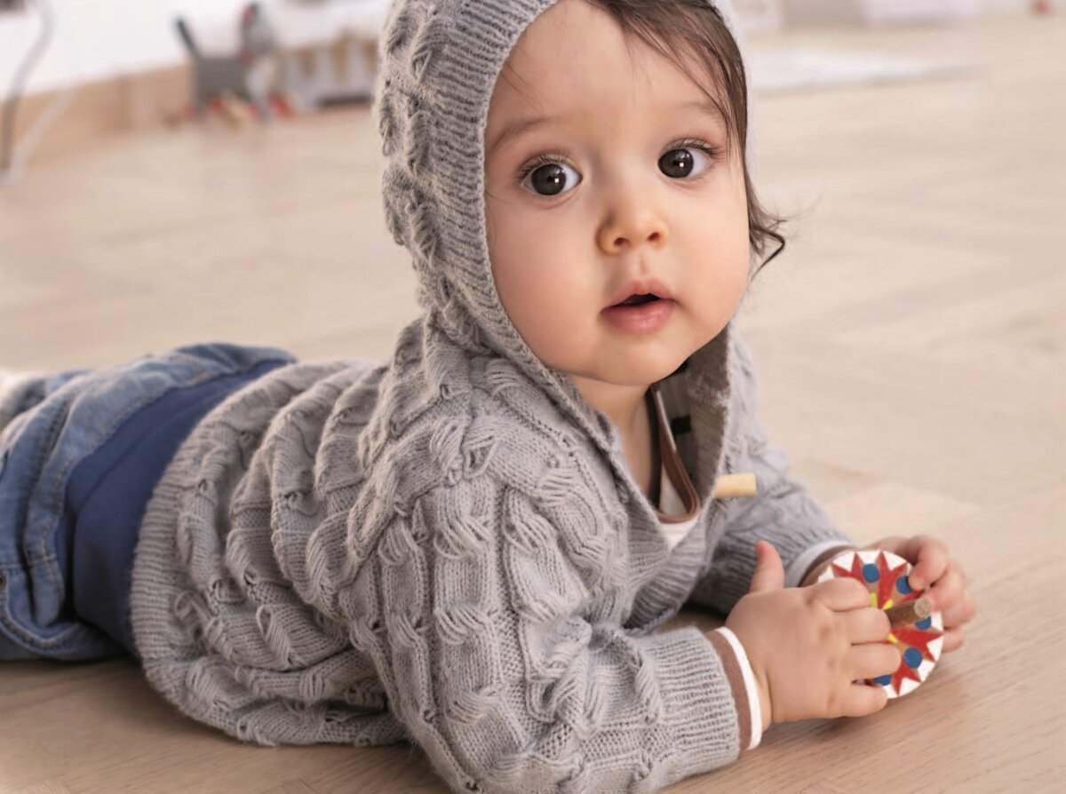 Полосатая кофточка на ребенка 6 месяцев и 1 года, связанная спицами. Подробное описание