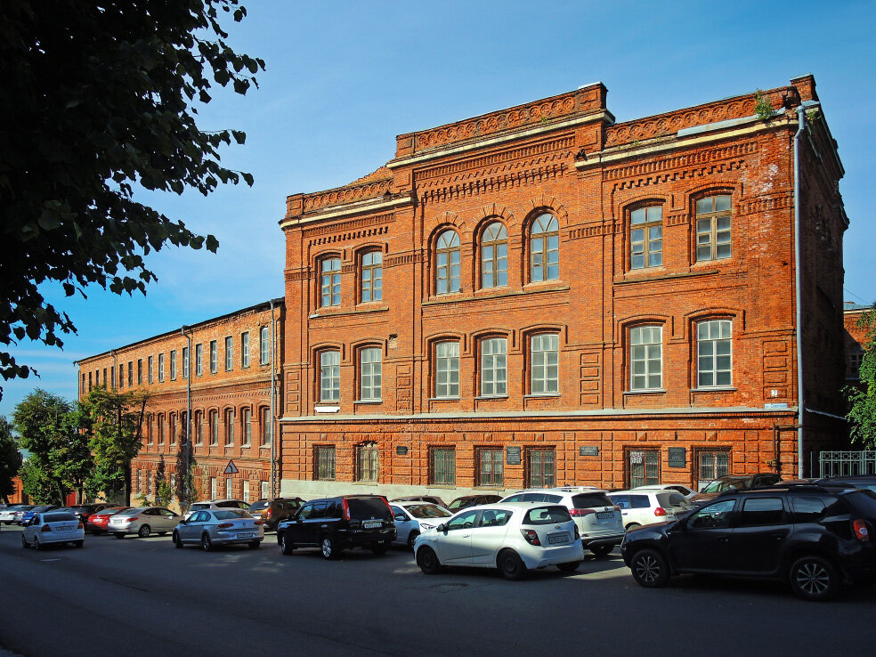 Ульяновск • Здание танкового училища | Денис Царев | Для тех, кто ...