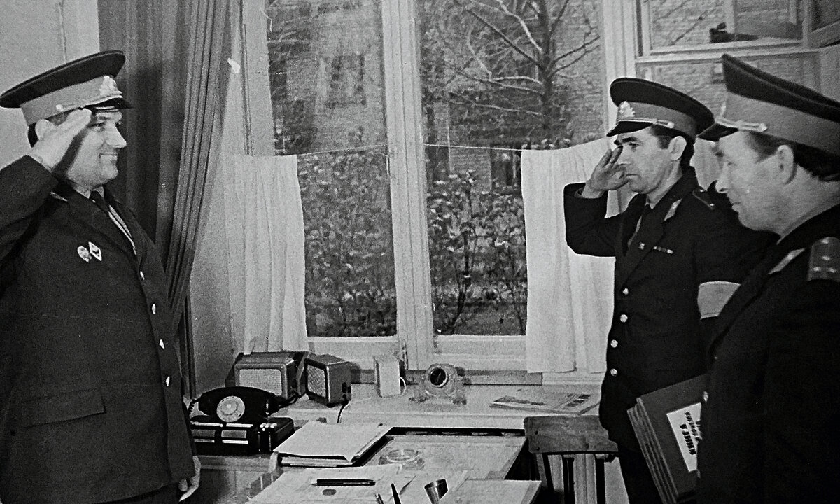 Зам.по службе явно доволен: сутки прошли без происшествий! Конец 70-ых. Фото из личного архива автора.