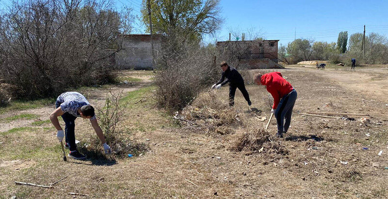 Волонтеры фонда «Поможем детям» сажают деревья в память о погибших