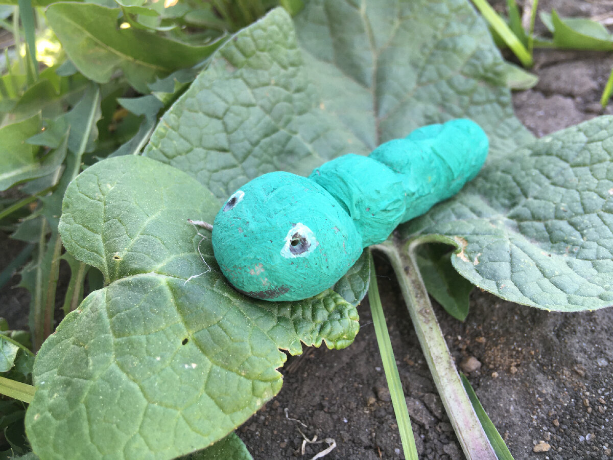 Героиня сказки среди зелени 