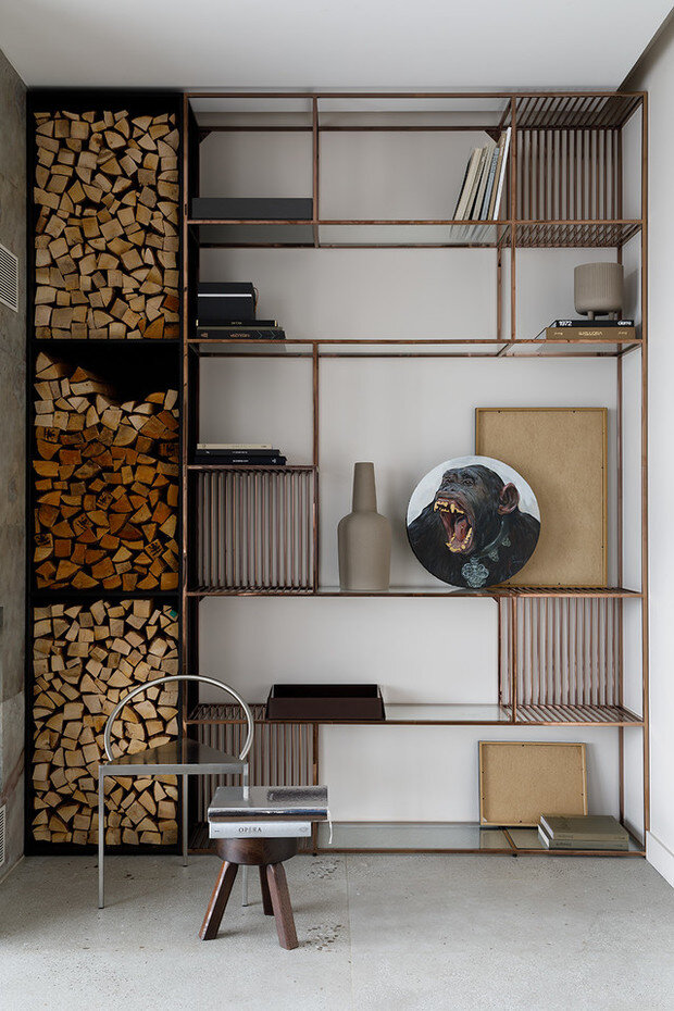 Стеллаж выполнен на заказ. Стул и табуретка, Frama. Вазы, Kristina Damn Studio.Картина Константина Федорова. ФОТО ИВАН СОРОКИН