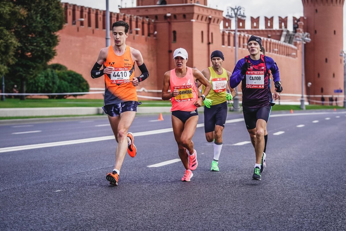 Управление спортом москва. Московский полумарафон Сардана Трофимов. Сардаана Трофимова бег. Московский полумарафон 2018. Московский марафон 42 км 2021.