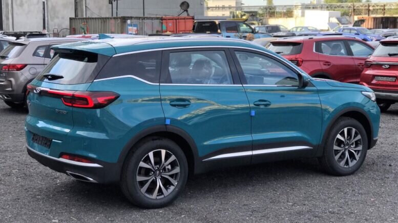 На фото: Tiggo 7 Pro и другие кроссоверы Chery в дилерском центре в Санкт-Петербурге