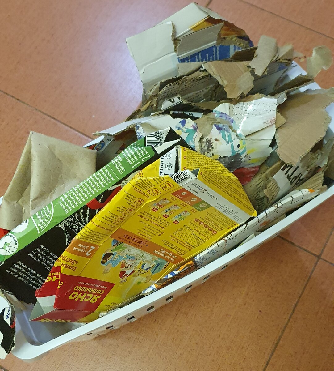 Примерно так мы ее собираем. Сначала контейнер стоял на кухне, теперь на балконе.