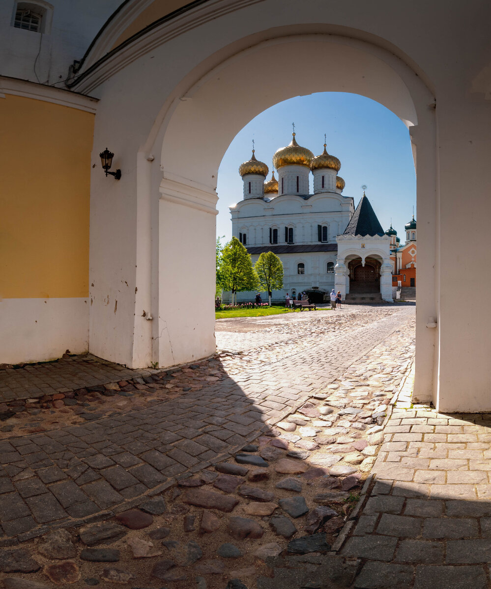 вход в монастырь,фото автора