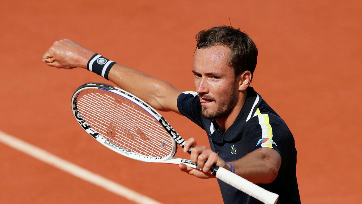 Спустя четырех подряд вылетов с первого круга Ролан Гаррос, Даниил Медведев выиграл четыре матча подряд и будет биться за выход в полуфинал в Париже.