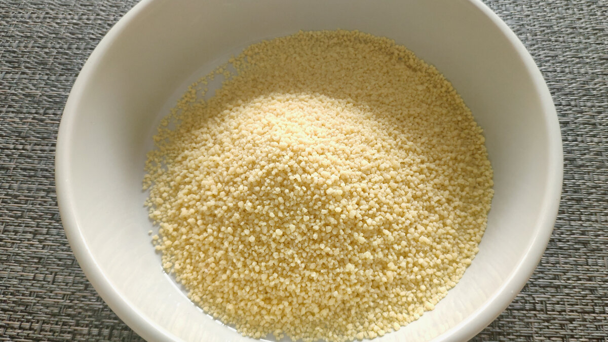 Насыпаем в боул крупу кускус