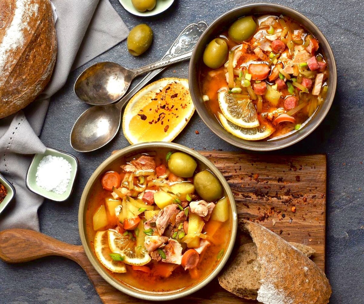 Суп солянка мясная с колбасой, солеными огурцами и оливками