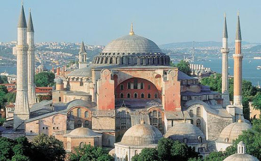 В русском документальном кино произошло событие, которое трудно не заметить. Архимандрит  Тихон, которого считают духовным отцом уходящего президента Путина, в  своей телевизионной саге «Гибель империи: византийский урок» по  высказыванию Никиты Михалкова подал пример: «Как можно сказать все до  конца. Как впрочем, и Мюнхенская речь самого президента. Конфронтация  возникает тогда, когда люди врут. Выдают одно за другое, надеясь, что их  партнер или собеседник настолько глуп и необразован, что проглотит эту  ложь и не подавится».